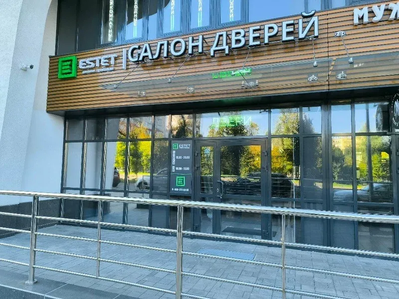 Фасад салона Семья Дверей