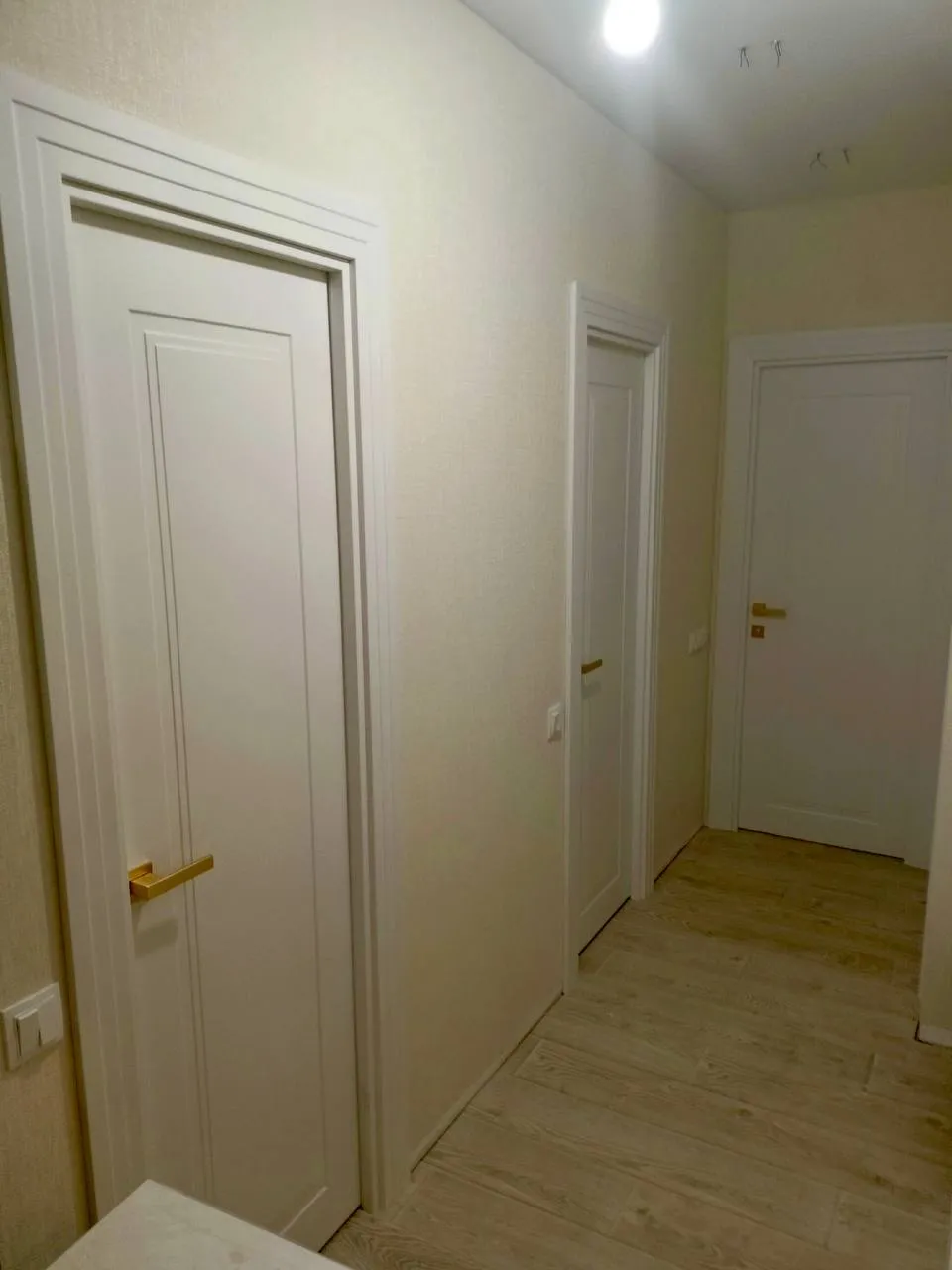 Белые двери в коридоре